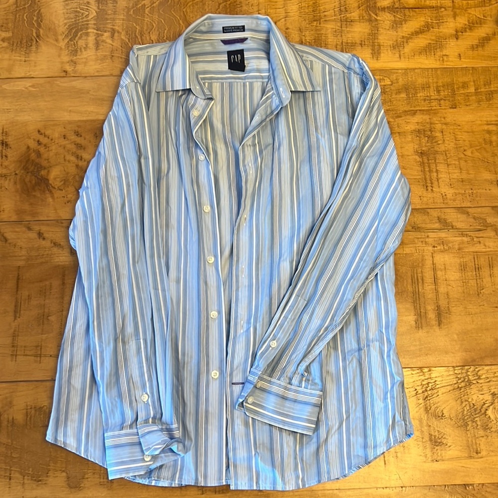 Men’s long sleeve button down gap, blue and white striped excellent condition